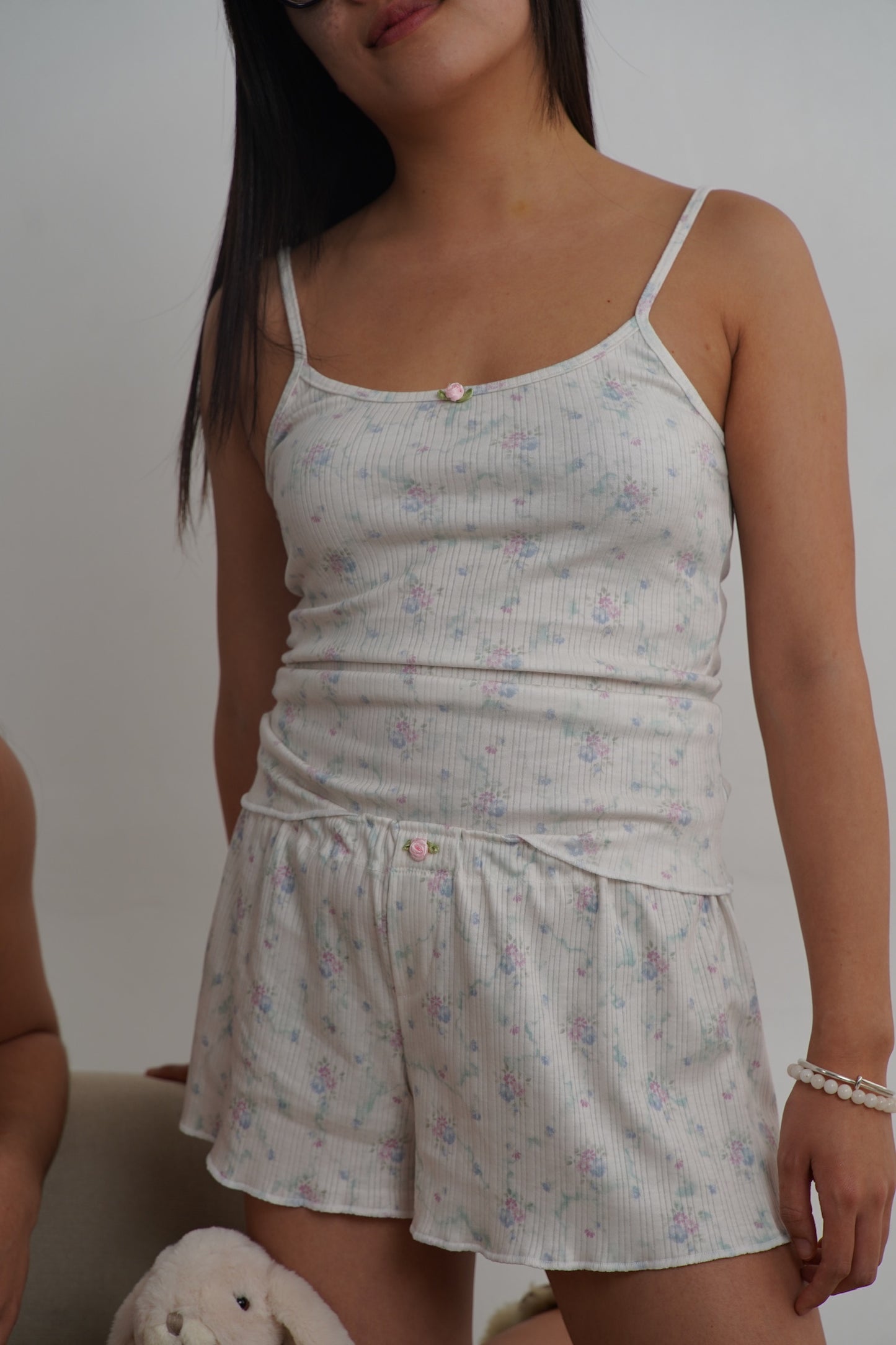 Conjunto Branco Com Flores Verdes - Top e Calções